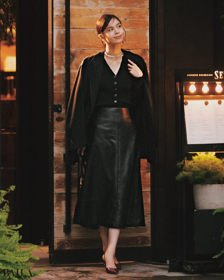 とっておきのデートを控えた金曜日、華やかな黒スカートに手が伸びた。モノトーンでシックにまとめたら、会った瞬間に﹁素敵だね﹂って、嬉しいひと言。可愛いだけじゃない凜とした一面に惹かれたみたい。