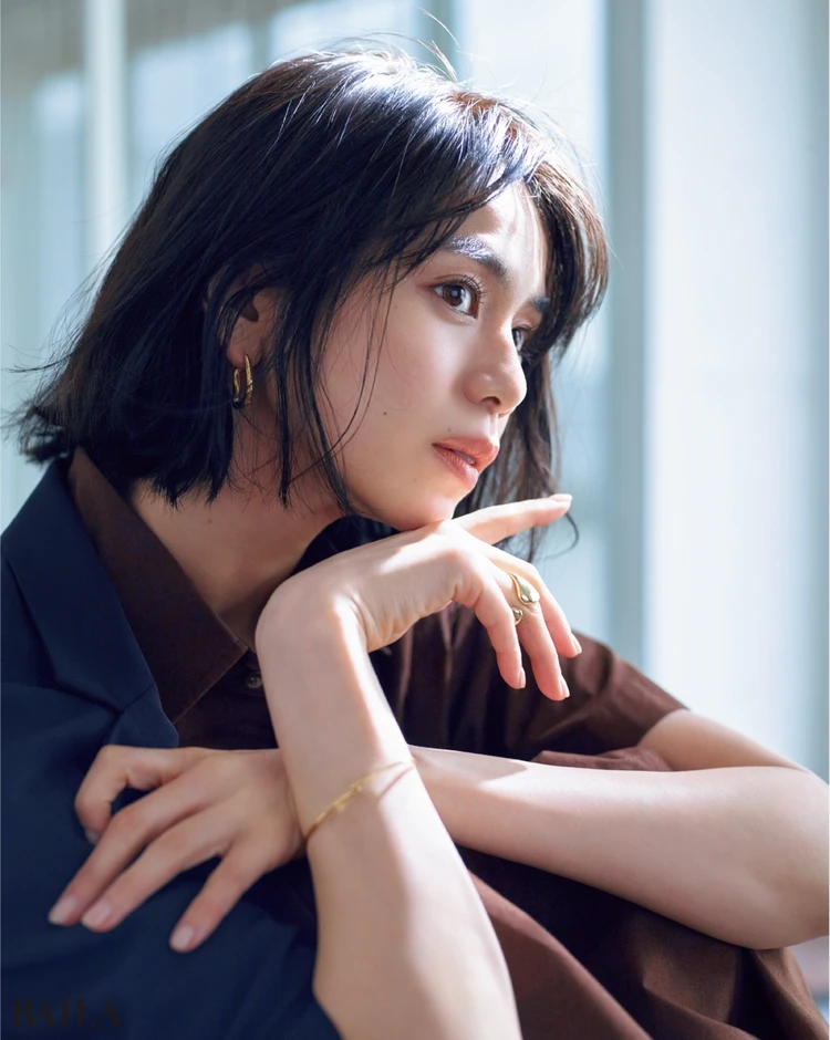 定番ジャケットを着る日はヘアはエアリー、リップはまろみベージュで抜け感を