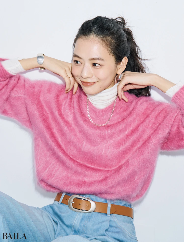 バックルと目立つアクセは同素材ですっきりと