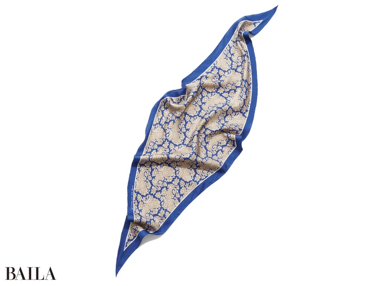 スカーフ（137×42）￥9900／オンワード樫山（23区）