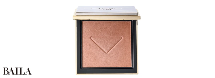 プラダ ライト グローイング パウダー 02 ¥11550/プラダ ビューティ(10/31限定発売)