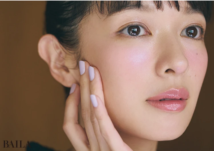 《2》重ねるのはBのくすみ系コーラルチークをチョイス。1で入れたチークの外側とかぶるぐらいから耳前へ、グラデになるようなじませる。