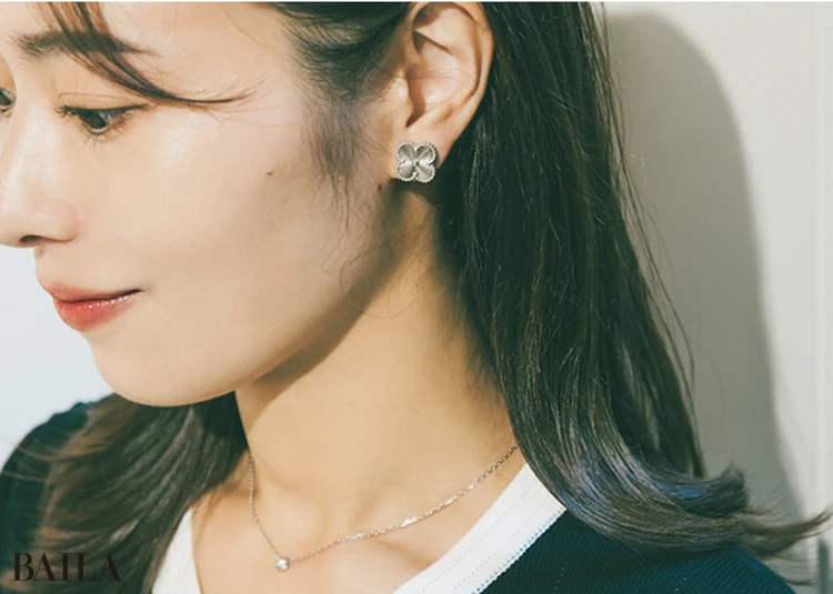 涼しげで洗練されたホワイトゴールドが 夏のきれいめスタイルにしっくり