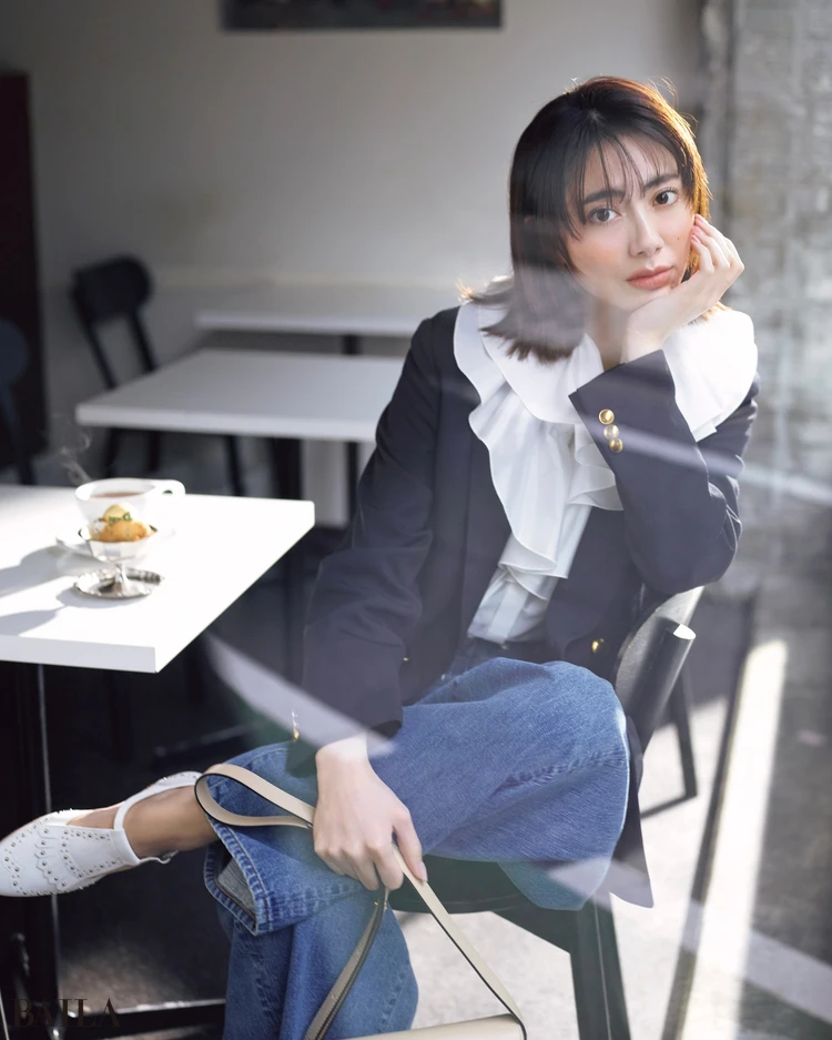 土屋はずき　白ブラウスコーデ