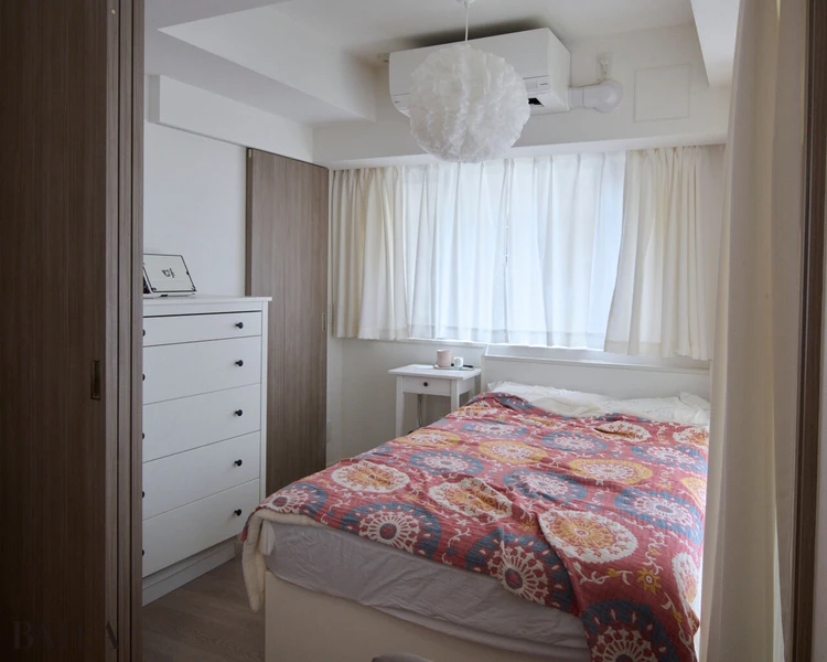 ベッドルーム　ニトリのベッドとイケアの照明