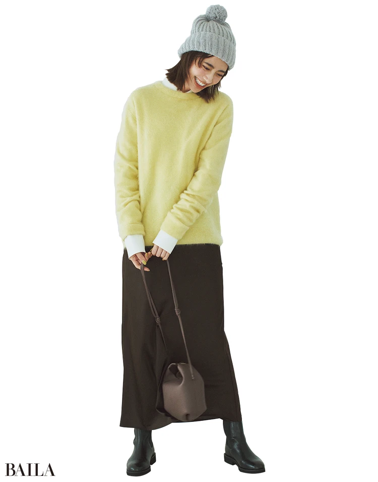 土屋巴瑞季　イエロー×ブラウンの最旬配色なら、観光スポットでの写真映えも確約。