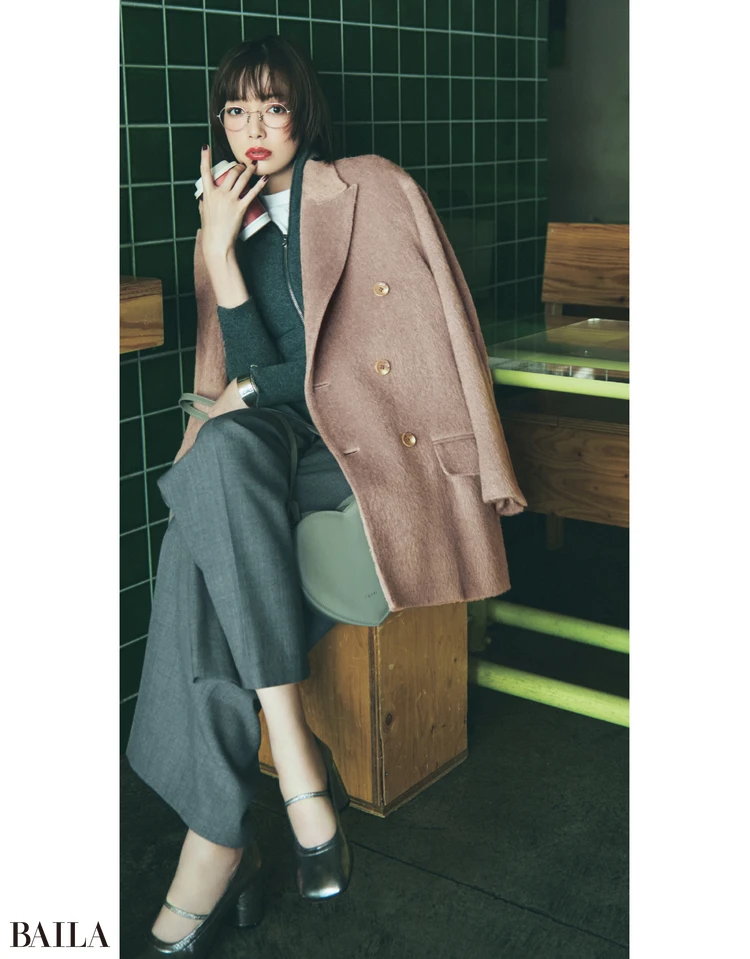 暖房強めの店内では肩かけに。 さっと脱げて温度調節がラク!