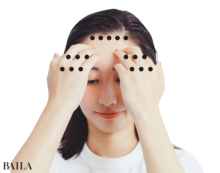 〈右〉の動きをしながら、皺眉筋から上へ上へと少しずつずらし、おでこのキワまで繰り返す。硬い部分は集中的に行っても◎。