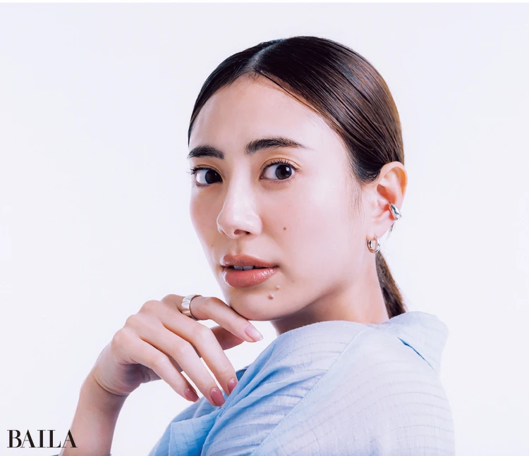 信頼感をつくる重要項目・髪と眉には手をかけて