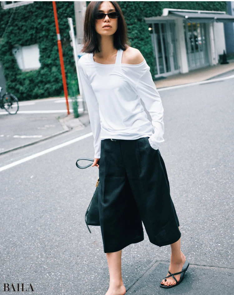 クールな肌見せで、力の抜けた女らしさを