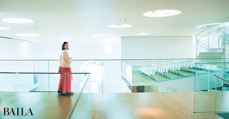 市川紗椰 「山本理顕展—コミュニティーと建築—」＠横須賀美術館  　横須賀美術館の建物で特徴的な、天井を丸くくりぬいた天窓がよく見える。屋上のペントハウスに向かう2階の空間は、抜けがよく光がきれい