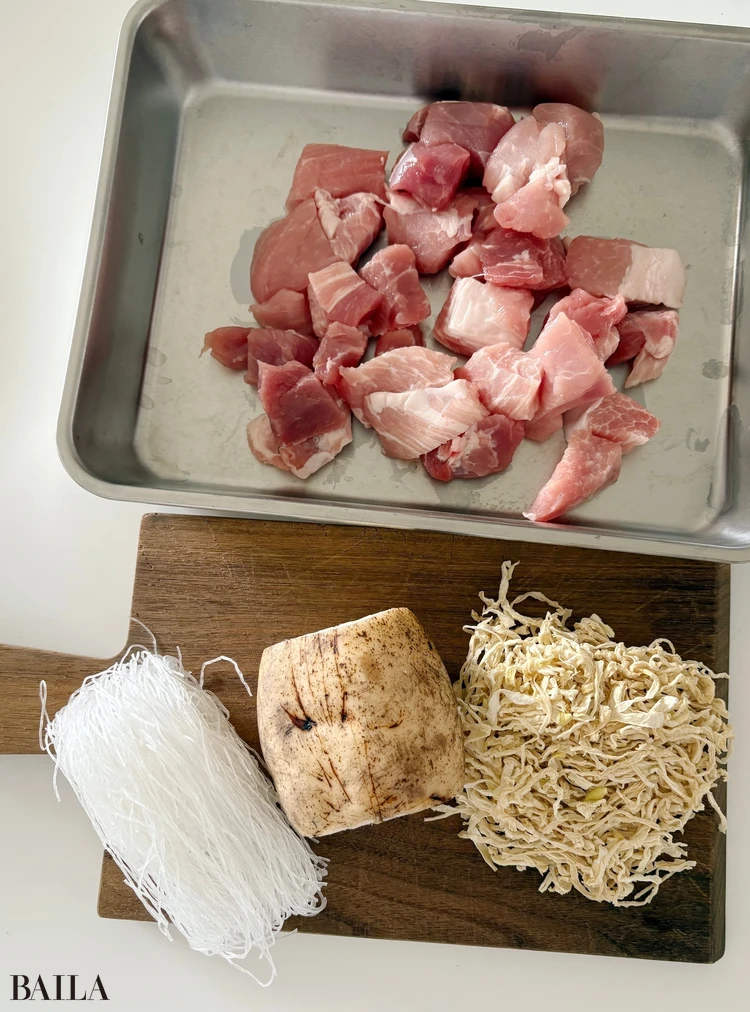 長谷川あかり 材料 豚肉と切り干し大根、はるさめのおろしれんこん煮込み
