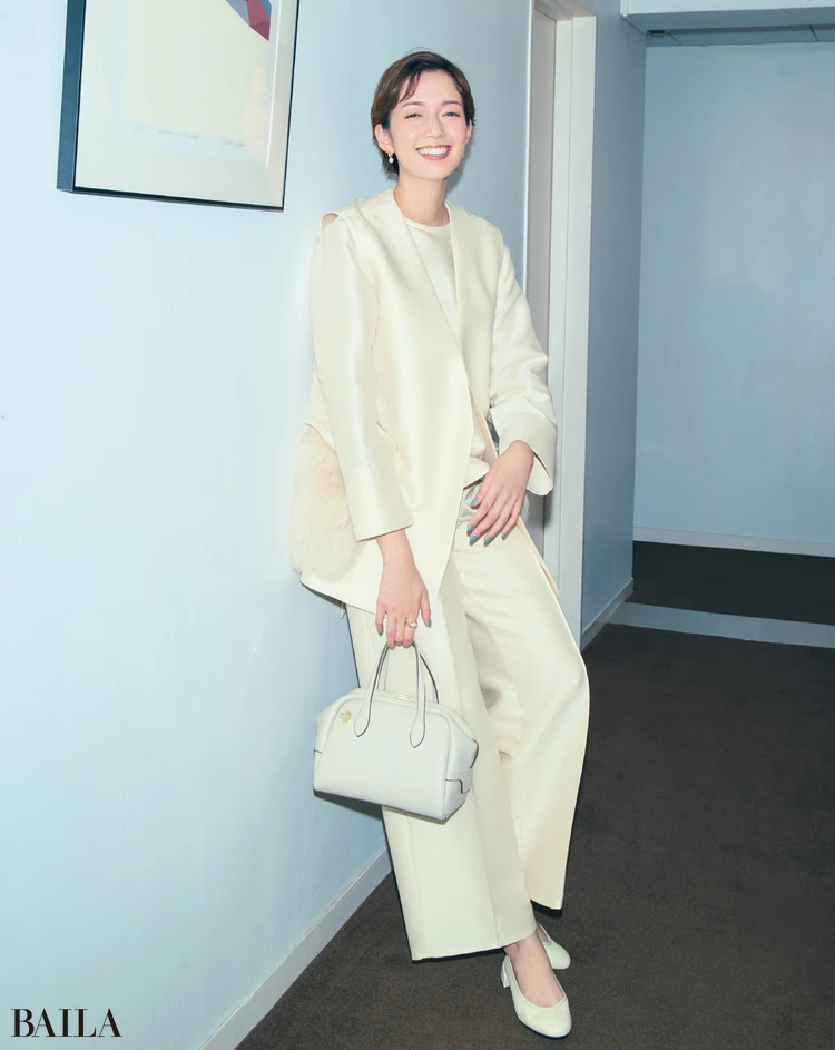 ebure （エブール）の「アイボリー色カセット服」