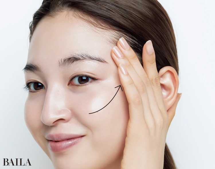 《5》下から上へスライドさせて優しく引き上げ塗り