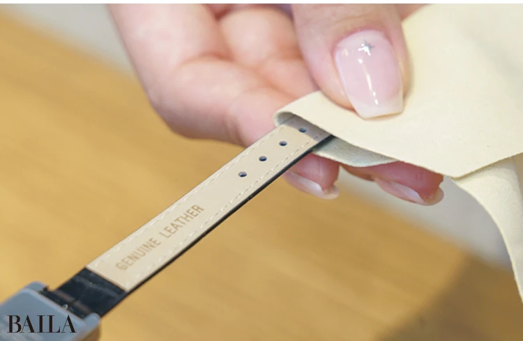 《3》バンドをセーム革ではさみ拭く