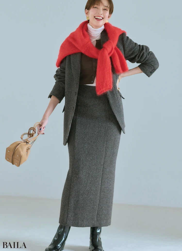 仕込みレイヤードでメリハリをつけ さし色ニットの肩かけで重心アップ