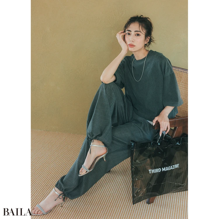 土屋巴瑞季 パンツコーデ