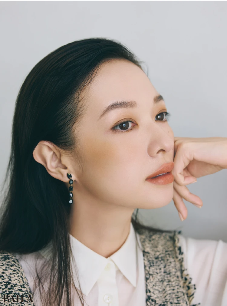 横顔まできれいに見せたい忘年会×ヌーディーベージュチークでリフトアップ