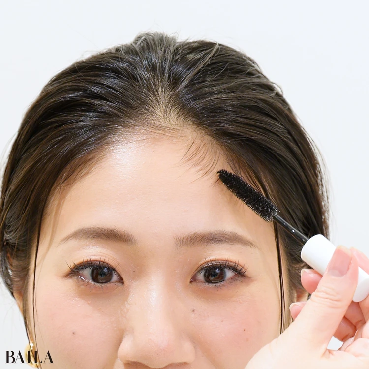 ポイントリペアブラシで生え際の産毛にツヤを出し、毛流れを整えるとぐっとおしゃれに