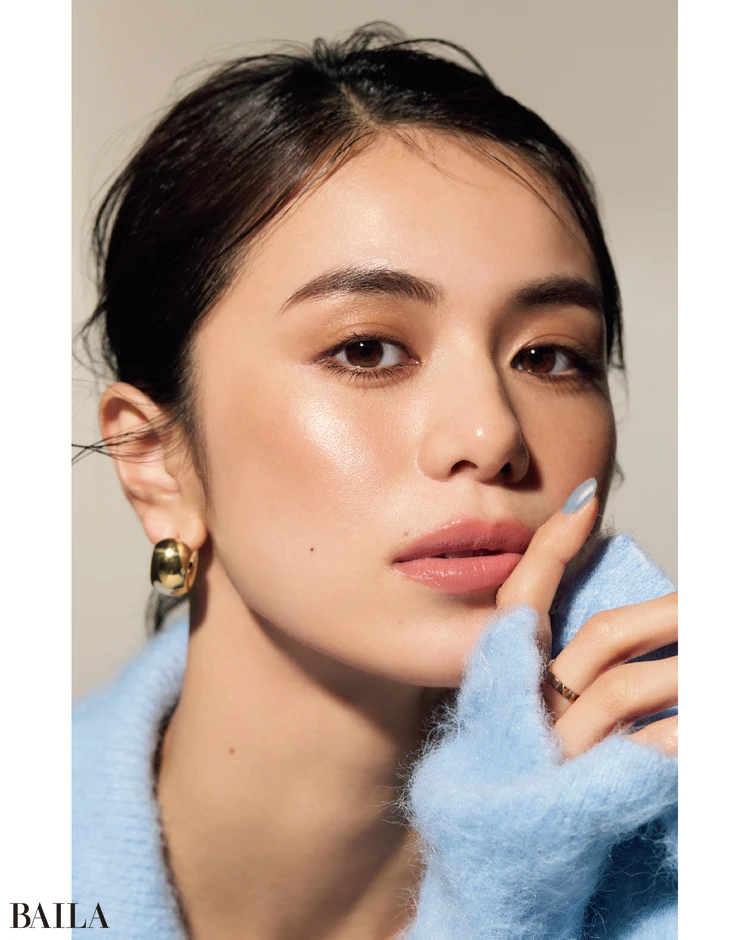 アンダーカラーで醸し出すベーシックブラウンの色香