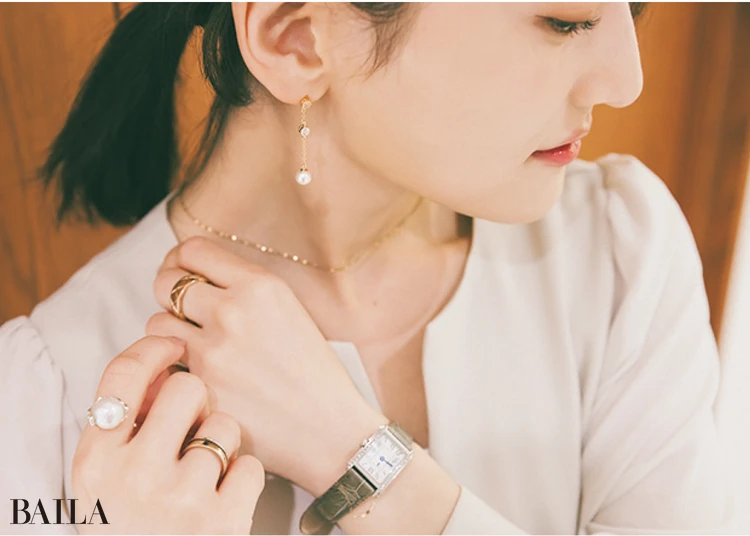 スマホを触れない壇上では時計が必須。 ジュエリーはフェミニンなパール×ゴールドを