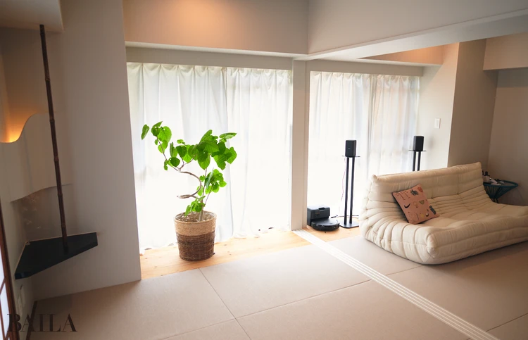 一般的な畳よりメンテナンスが楽で、張替えコストも抑えられる木質繊維の畳をチョイス。モダンな表情なのでソファにもなじむ。