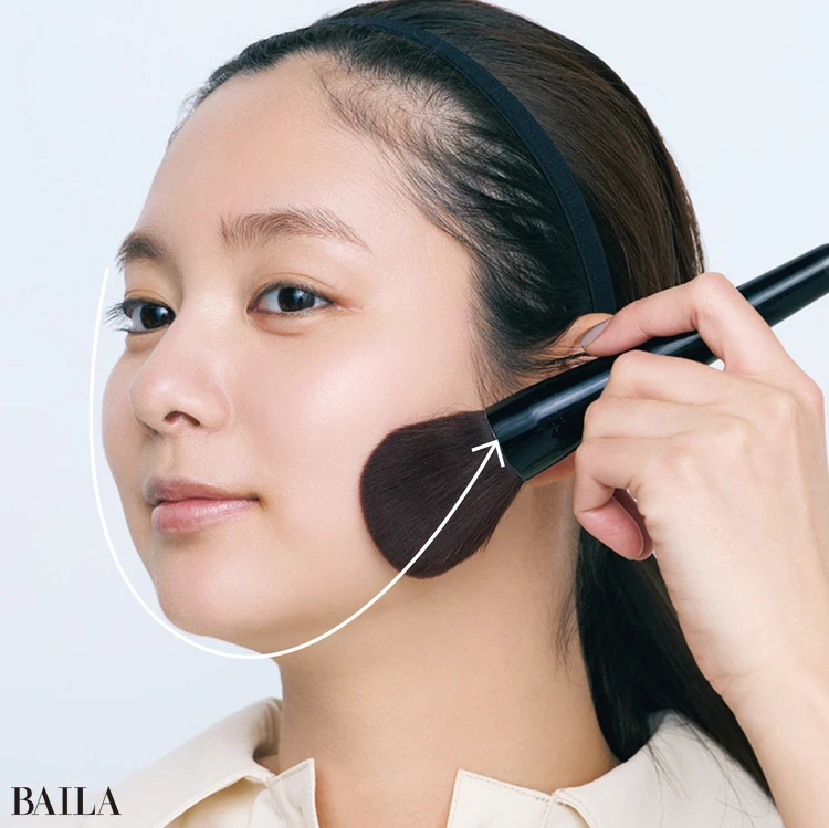 《5》ブラシを使いパウダーをフィスラインにぐるりとオン