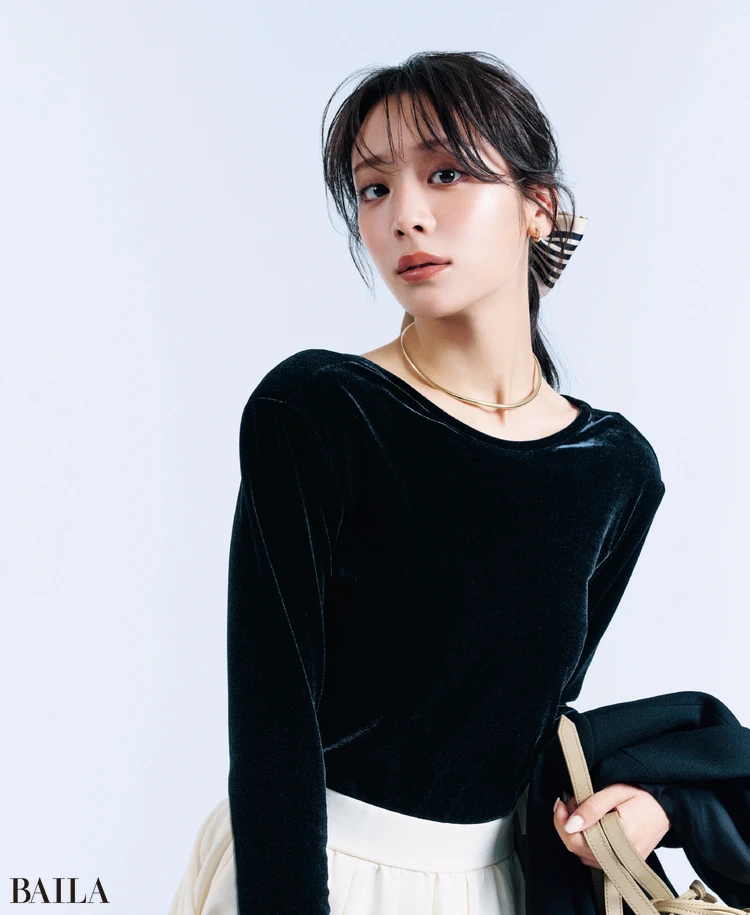 シンプルなのになぜか着映えするのはベロアの素材感と肩パッド入りの美シルエットのおかげ