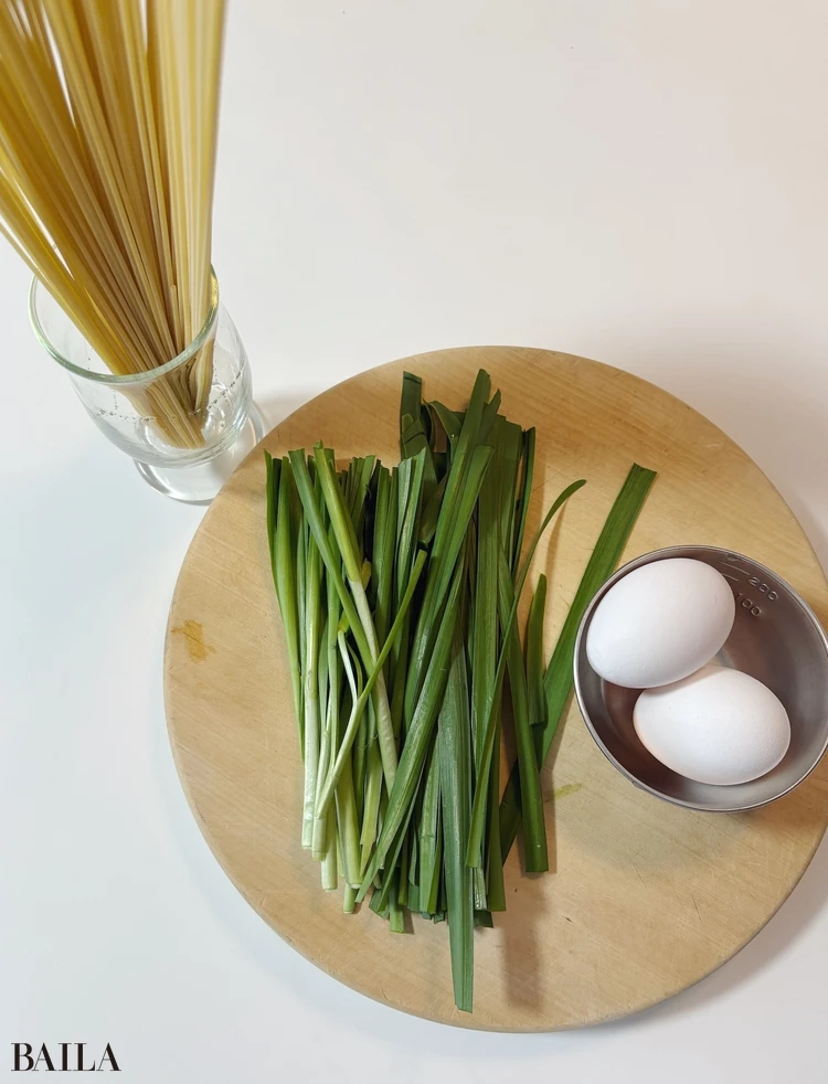 長谷川あかり　材料　ニラたまパスタ　材料