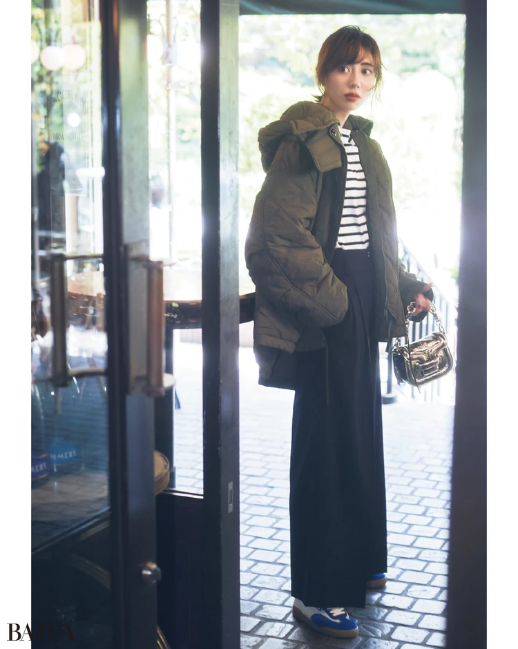 コントラストのある色と素材で定番ボーダーコーデにひねりを