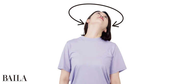 《4》ゆっくりと大きく首を回す。このとき呼吸を止めないように注意し、深呼吸をしながら左右4回転ずつ繰り返して。