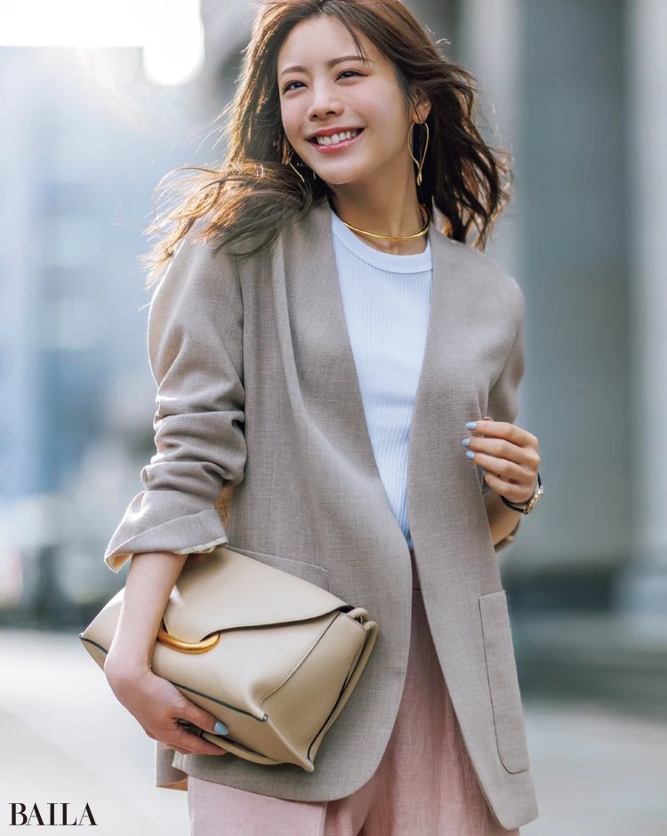 凜としながら、とびきり軽やか！ 新感覚ノーカラーで新しい私に