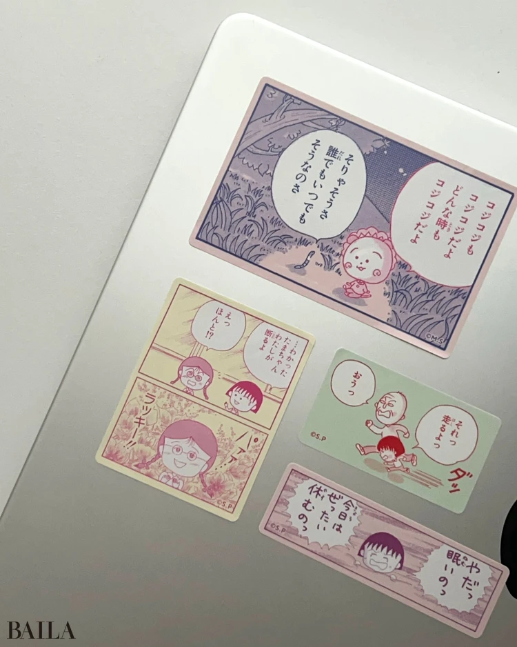 BAILA8・9月合併号の付録『さくらももこステッカー』をPCに貼った様子
