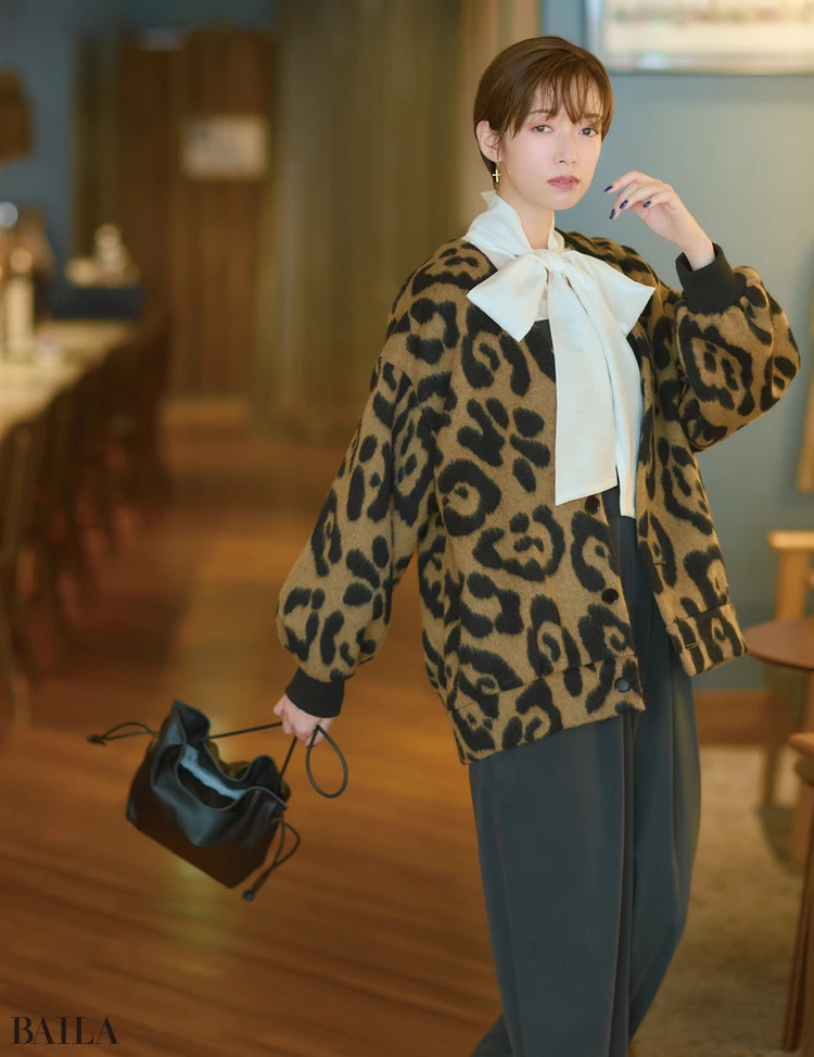 大きめリボンとレオパード柄で上級者らしい遊びのある着こなしに挑戦
