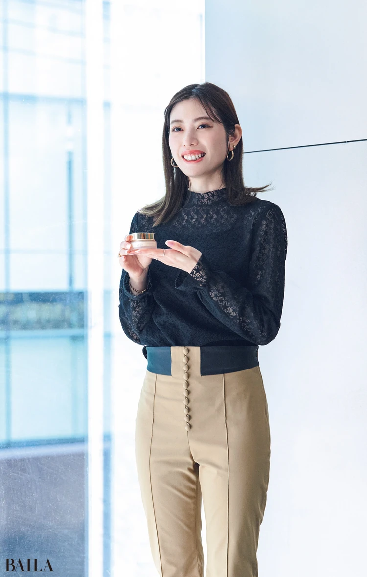 星柄の黒レースは、メディア関係者との会話のきっかけにも