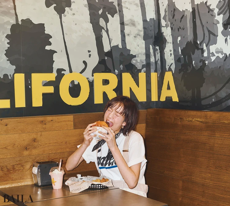 佐藤栞里が横須賀の「Carl's Jr.®(カールスジュニア)」を訪問