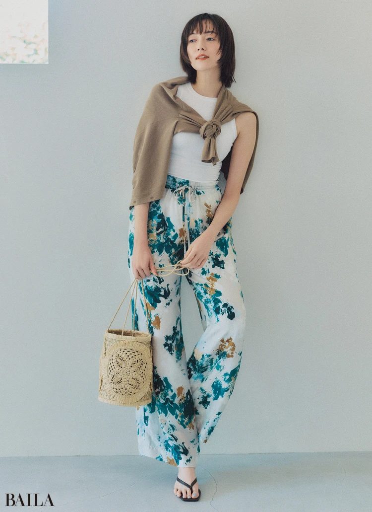 カーディガンの肩かけも ちょっとこだわるだけで ぐっと洒落て見えます