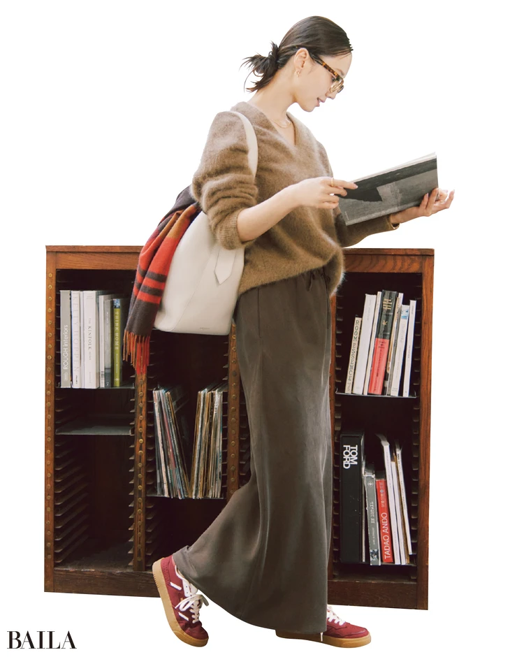 《Day6》オフの日は洗練ワントーンに赤の部分使いでアクセントをプラス。書店巡りをしながらホッとひと息