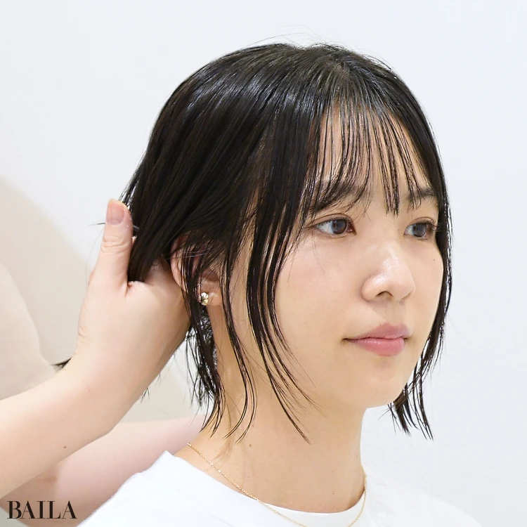 大城琴里さん 4. 髪の内側から手を入れて、指先を髪の間に通し、毛先に向かって引っ張るように指を滑らせます。 バームはこのように、最初は髪の途中からなじませるのがポイント。髪の根元や頭頂部から先につけるとボリュームダウンするので、先につけないように注意して。