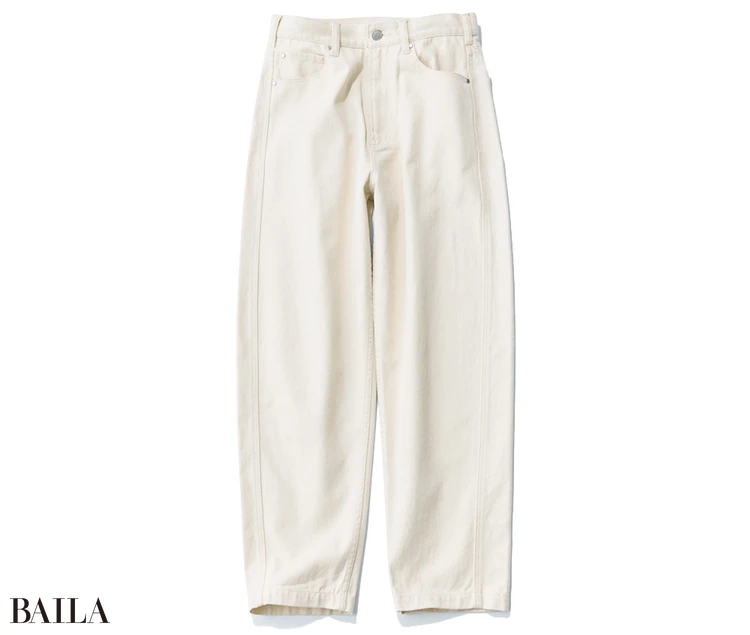 旬のバレルパンツはクリーンな白が、きれいめ派に◎。