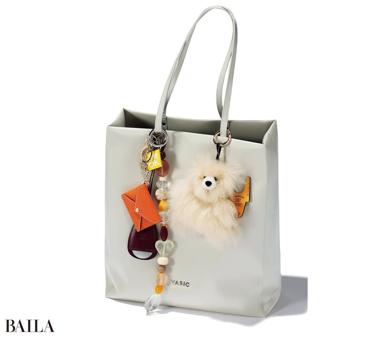 カジュアルなBIGトートには「テイストMIXでじゃらづけを」