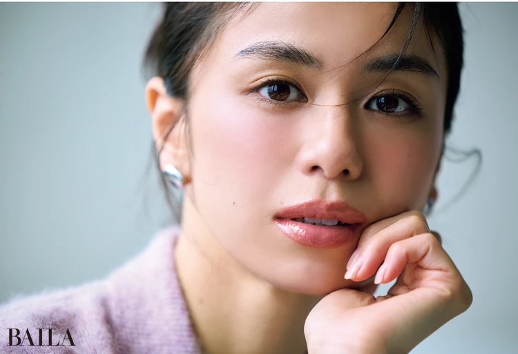 平日服の洗練度をおしあげる、計算された﹁ヘアとリップの関係﹂