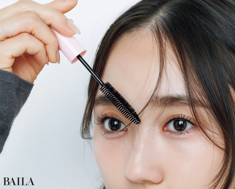 顔まわりに 毛束ニュアンスを足して 顔の余白を埋める