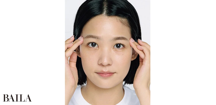 こめかみを グッと押さえる