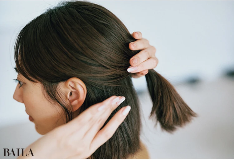 《1》耳より上の毛をとりひとつ結びにしてからおだんごに。首まわりがスッキリすることで、より細く長く見える裏技。