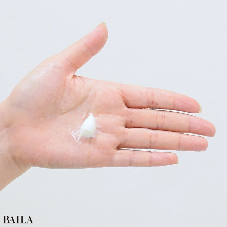 ヘアバーム〈枝豆1個分くらいの量)を手に取り、両方の手のひら全体に薄く広げます。