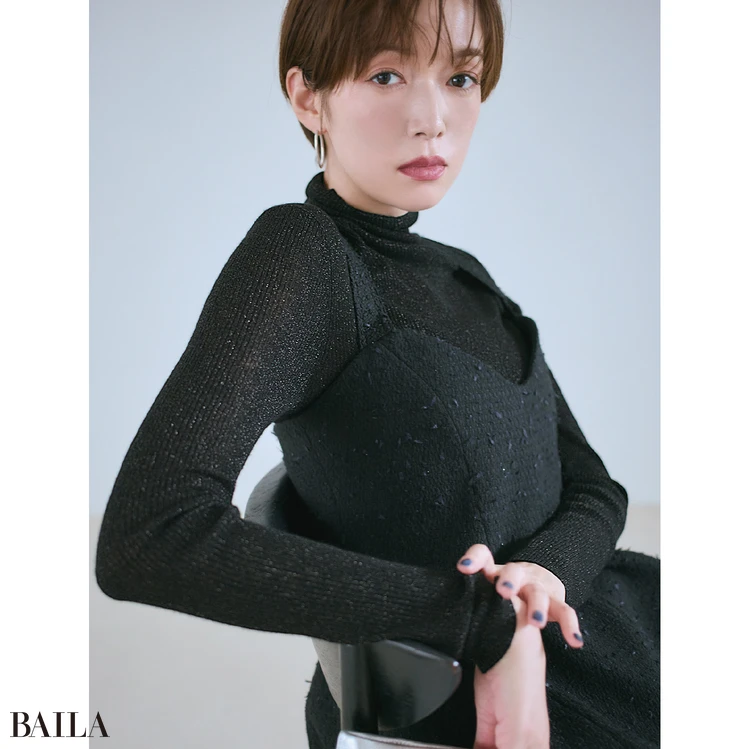 着慣れた黒も控えめかつ上品ラメで一気にあか抜け