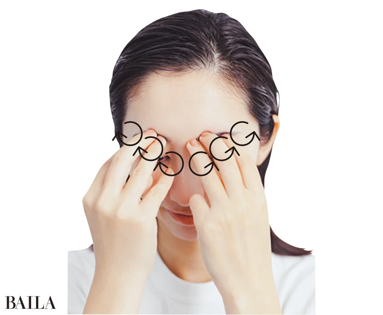 3本の指の腹で皺眉筋のすぐ上をプッシュ。肌から指を離さず、その場で2〜3回小さくグルグル回し、きゅっと引き上げる。