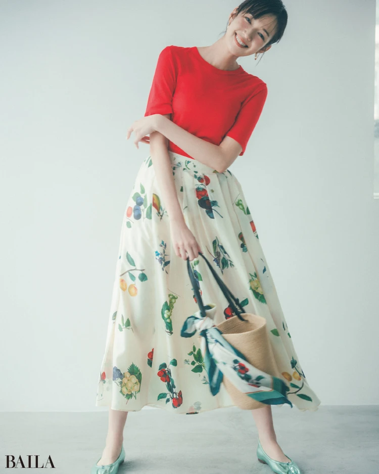視線を引き寄せる赤Tシャツは可憐な花柄でドラマチックに【BAILA今日のコーデ】