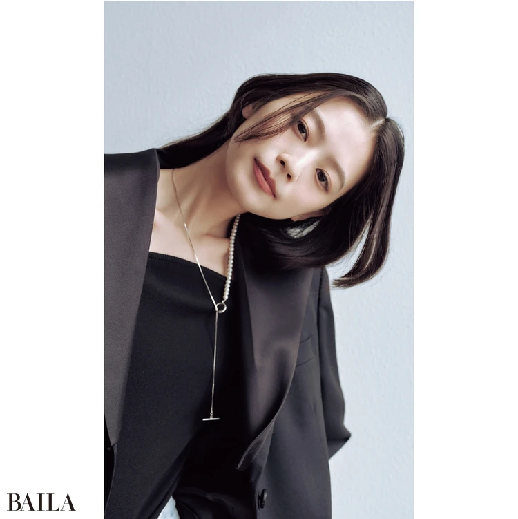 さりげない鎖骨見せで大襟ジャケットもすっきり＆女っぽい印象に